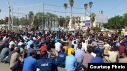 گروهی از کارگران که دست به اعتصاب زدهاند