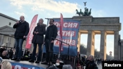 Кара-Мурза, Навальная и Яшин (слева направо) на трибуне митинга