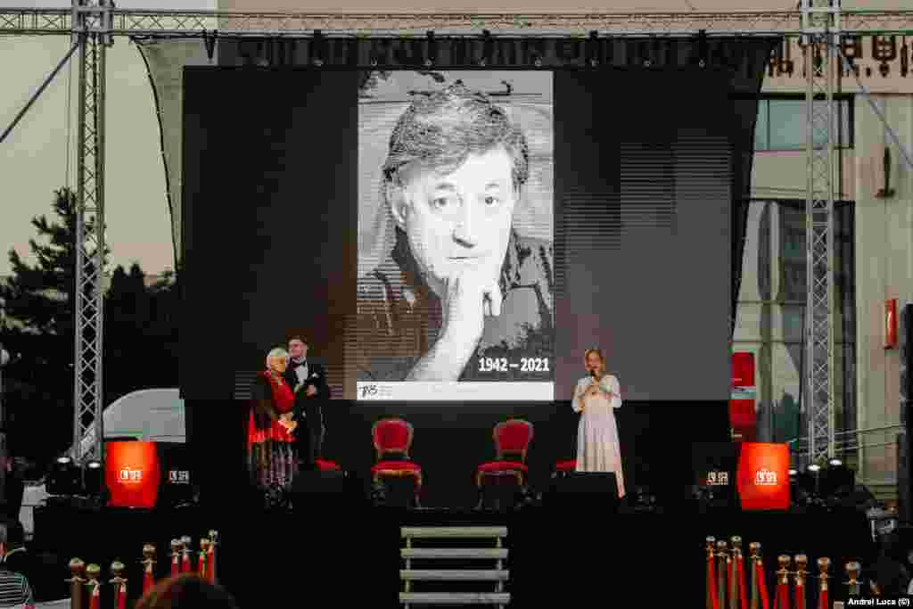 Înaintea proiecției aniversare, organizatorii au pregătit un moment „In memoriam Ion Caramitru”, moment în care pe scenă au urcat criticul de teatru Marina Constantinescu și criticul de film Irina Margareta Nistor. 