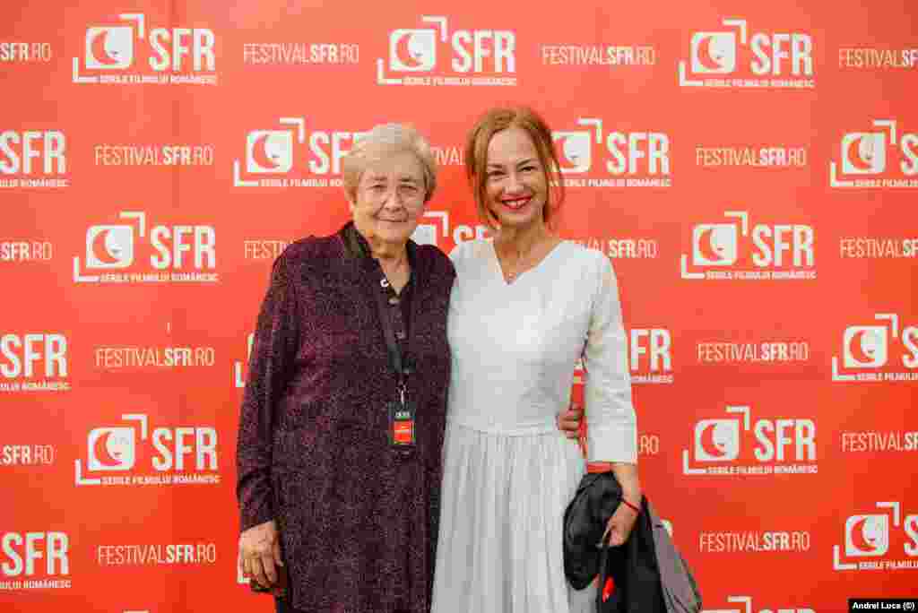 În imagine Ileana Popovici (stânga) și Marina Constantinescu. 
