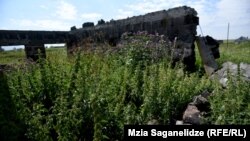 მასის მარკოსიანს სახლის აშენება სურდა, მაგრამ მიწისძვრამ ჩამოანგრია.