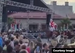 სოხუმში ცხენოსნების მიერ გამოტანილი დროშა.