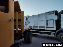 Beli kamion za odnošenje smeća sa logoom Javnog komunalnog preduzeća "Gradska čistoća" iz Beograda usnimljen na barikadi u Rudaru