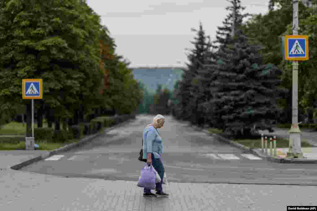U zlokobnom upozorenju koje odražava kobnu situaciju, ukrajinski predsjednik je rekao da ako sada više ljudi napusti regiju Donjecka, &quot;ruska vojska će imati manje vremena da ubija ljude.&quot; &nbsp;