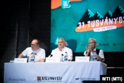Zsolt Németh, președintele Comisiei pentru afaceri externe a Adunării Naționale, premierul maghiar Viktor Orbán și László Tőkés, președintele Consiliului Național Maghiar din Transilvania, la Băile Tușnad, 23 iulie 2022.
