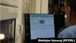 Službenik Policije Kosova na graničnom prelazu Merdare priprema ulazni/izlazni dokument za državljanina Srbije, u prvom satu 1. avgusta 2022.