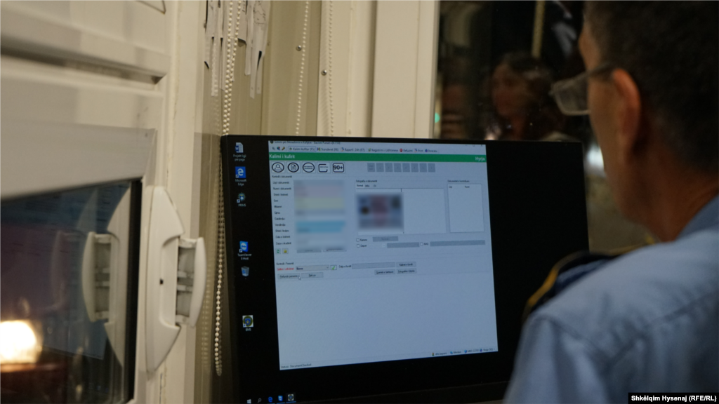 Službenik Policije Kosova priprema ulazni/izlazni dokument za državljanina Srbije, u prvom satu 1.08.2022.