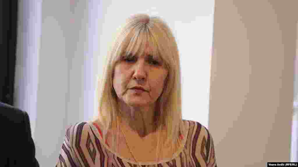 Predstavnica republičkog Komesarijata za izbeglice Jelena Šurlan rekla je da je Srbija pokrenula Instituciju privremene zaštite kojoj mogu da pristupe izbeglice ukoliko to žele, a što im omogućava da imaju pristup zdravstvenoj zaštiti, tržištu rada i sistemu obrazovanja. &quot;Oko 2.800 lica (iz Ukrajine) ima privremeni boravak na privatnim adresama. Pripremili smo još tri centra za prihvat ukrajinskih državljana, ako žele da promene mesto boravka&quot;, istakla je Šurlan.&nbsp;