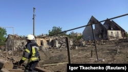 Рятувальники ліквідували пожежі, що виникли через ранковий ракетний удар по одному з сіл в Одеській області