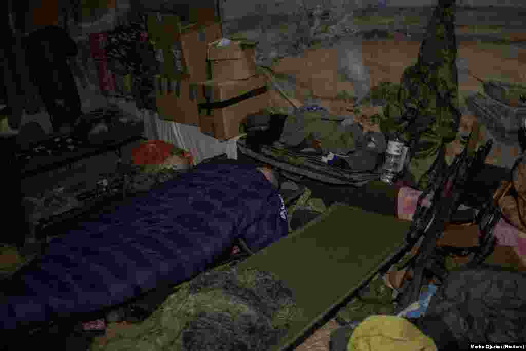 Vojnik spava blizu linije fronta u oblasti Harkiv.