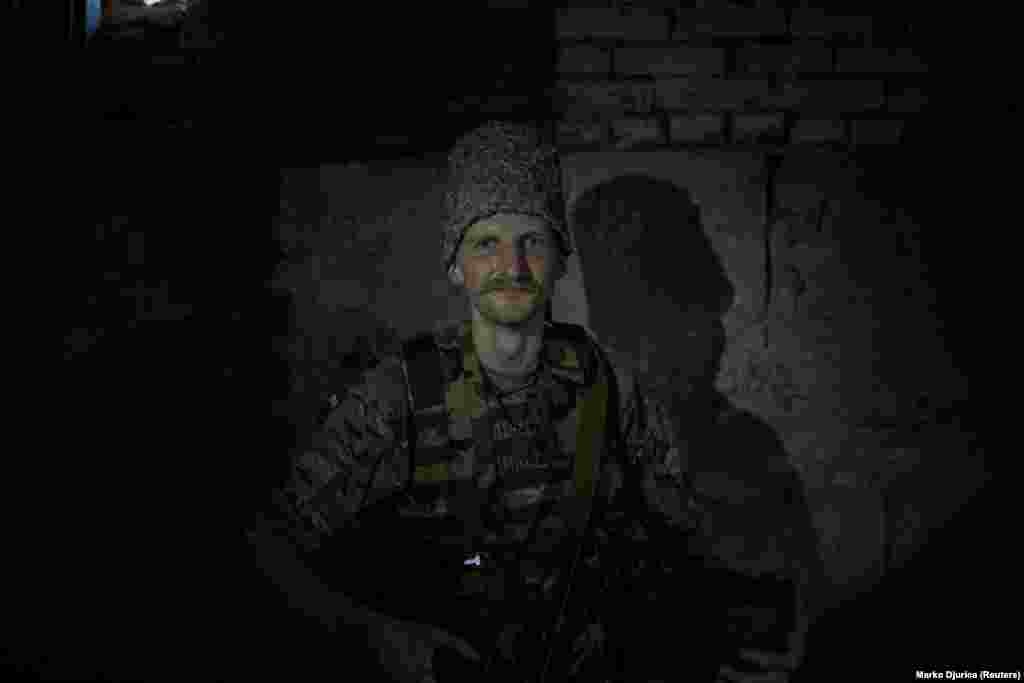 Borbeni pseudonim Denisa Poliščuka je "Kanada" jer je rođen u Ukrajini, ali je živio u Vancouveru. Na slici je u operativnoj bazi bataljona na liniji fronta u regiji Harkiv. "Šta ću reći svojoj djeci – ako Bog da, da ih jednog dana imam – kad porastu? Ili moji unuci kada me pitaju o ovim zaista istorijskim vremenima u kojima živimo? I osjećao sam da bi jedini dostojanstven odgovor bio - Da radio sam svoj dio posla. Borio sam se sa skupa sa ostalima."