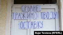 Učesnici protesta traže i ostavku Srđana Nikolića, predsednika paralelne opštine Vitina, koja funkcioniše u sistemu Srbije