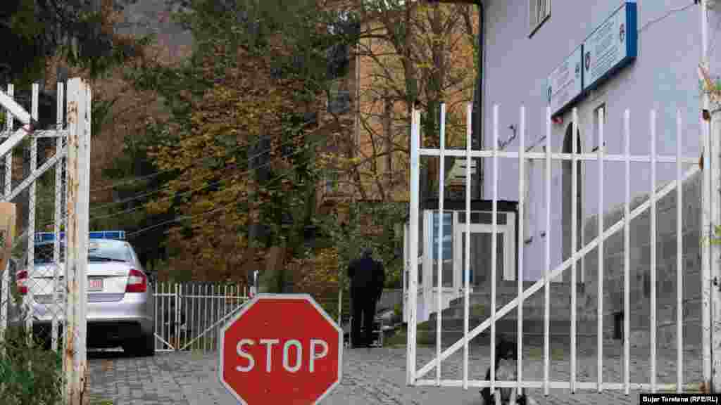 Srpski zvaničnici na Kosovu opisali su odluku o registarskim tablicama kao odluku usmerenu protiv &quot;Srba na Kosovu&quot;. Srpski policajci, tužioci i sudije integrisani su u kosovske strukture 2013. godine, nakon sporazuma između Kosova i Srbije, u okviru dijaloga za normalizaciju odnosa.