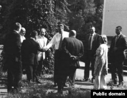 На цьому фото, що, за словами спецпрокурора Роберта Мюллера, було зроблене на вказівку Манафорта, тодішній президент Віктор Янукович (у центрі) зображений разом із радником і депутатом від Партії регіонів Ганною Герман (друга праворуч)