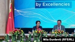 Ambasadorka Kine u Srbiji Čen Bo i Danijel Nikolić, pomoćnik generalnog sekretara Vlade Srbije i predsednik Skupštine Instituta Pojas i put na konferenciji "Novi svetski trendovi u odrazu 20. Nacionalnog kongresa Komunističke partije Kine" u Beogradu, 1. novembar 2022.