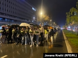U tišini studenti i ostali građani prolaze Bulevarom oslobođenja koji vodi do Železničke stanice, Novi Sad 1. april 2025.