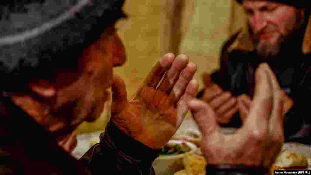 Первых четверых фигурантов ялтинского «дела Хизб ут-Тахрир» задержали 11 февраля 2016 года. Наиболее известный из них – член Контактной группы по правам человека Эмир-Усеин Куку. Кроме него задержали Муслима Алиева из Верхней Кутузовки, жителя Краснокаменки Энвера Бекирова и ялтинца Вадима Сирука. Правозащитники считают их преследование политически мотивированным