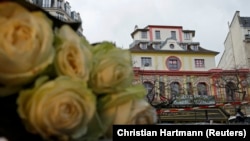 Cvijeće za žrtve ispred dvorane Bataklan, jednog od mjesta terorističkih napada, 17. novembar 2015