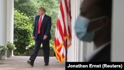 Donald Tramp dolazi na koneferenciju za medije u Beloj kući, 29. maj 2020. 
