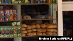 Nadležne kosovske vlasti ocenjuju da se roba iz Srbije na Kosovu krijumčari najviše kroz alternativne puteve na severu (na fotografiji detalj iz jedne od trgovina u Severnoj Mitrovici)