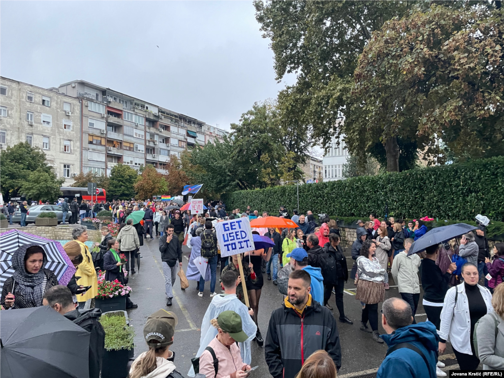 Procjenjuje se da u Evroprajd šetnji učestvuje nekoliko hiljada osoba.