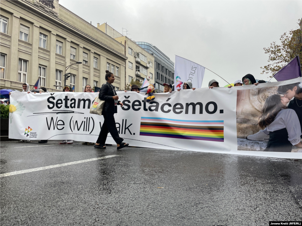 Počela je šetnja Evroprajd u Beogradu od Ustavnog suda do Tašmajdanskog parka.&nbsp;