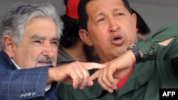 Два товарища. Мухика - тот, который слева.