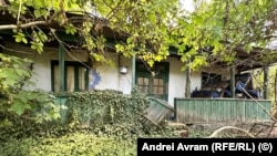 Raportul Curții de Conturi notează că, în unele localități încadrate ca orașe sau comune, numărul actual al locuitorilor nu ar mai permite înființarea lor. Imagine cu caracter ilustrativ, cu o casă părăsită, într-o comună din România.