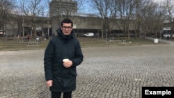 Али Феруз перед зданием Геттингенского университета