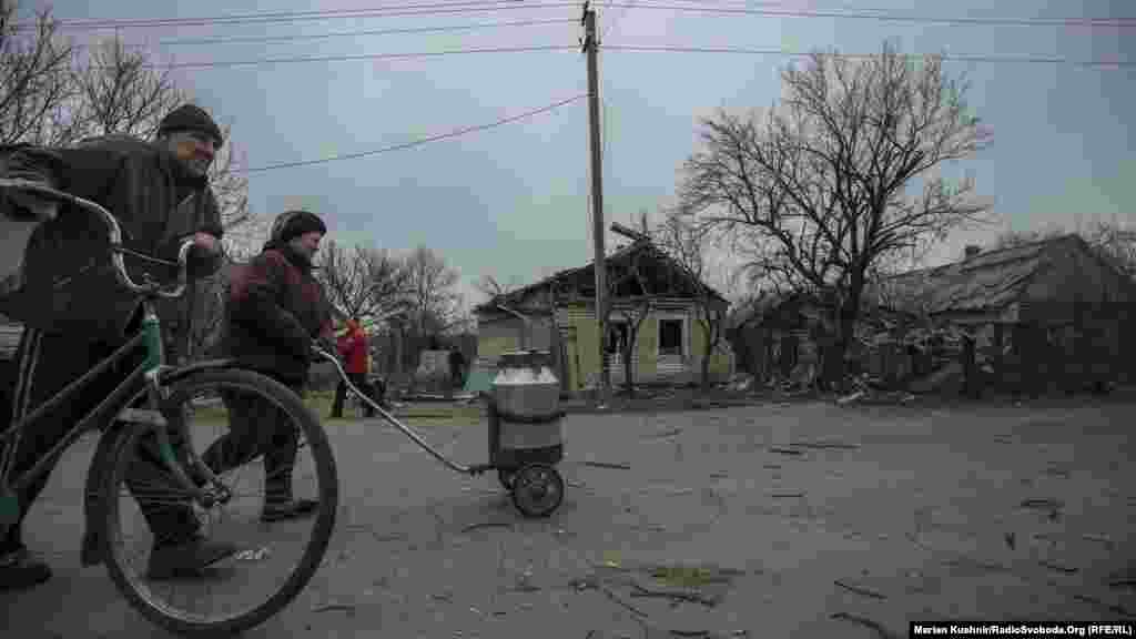 Улица Кирова в старой части Авдеевки расположена в непосредственной близости от линии соприкосновения. Здесь проживает не один десяток людей, в основном преклонного возраста  