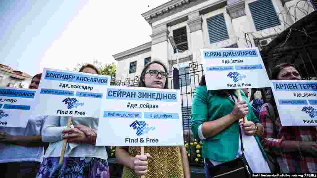 Активісти зібралися на щомісячну акцію громадської організації «КримSOS» вже в 26-те. Вона спрямована на пошук зниклих і звільнення затриманих людей в Криму