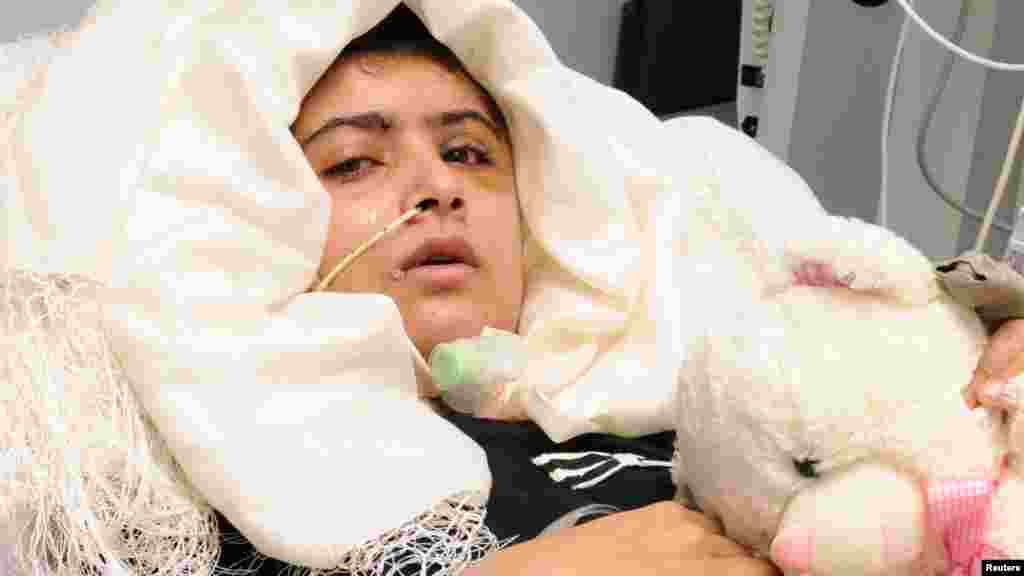 Малала в британской больнице.