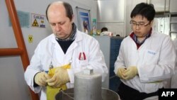 Інспектори МАГАТЕ опломбовують зупинене виробництво збагаченого урану, Натанз, Іран, 20 січня 2014 року