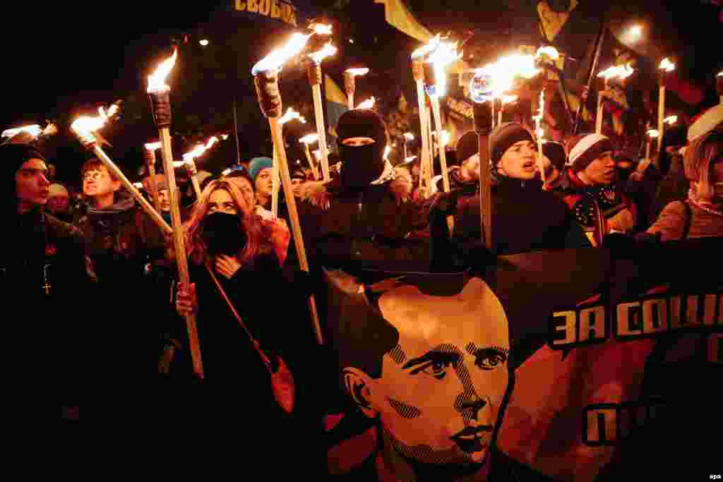 У Києві вшанували 106-у річницю від дня народження провідника ОУН Степана Бандери. Активісти «Правого сектору», ВО «Свобода» та КУН пройшли смолоскиповим маршем від парку імені Тараса Шеченка до майдану Незалежності. В акції взяли участь кілька тисяч людей. 1 січня 2014 року