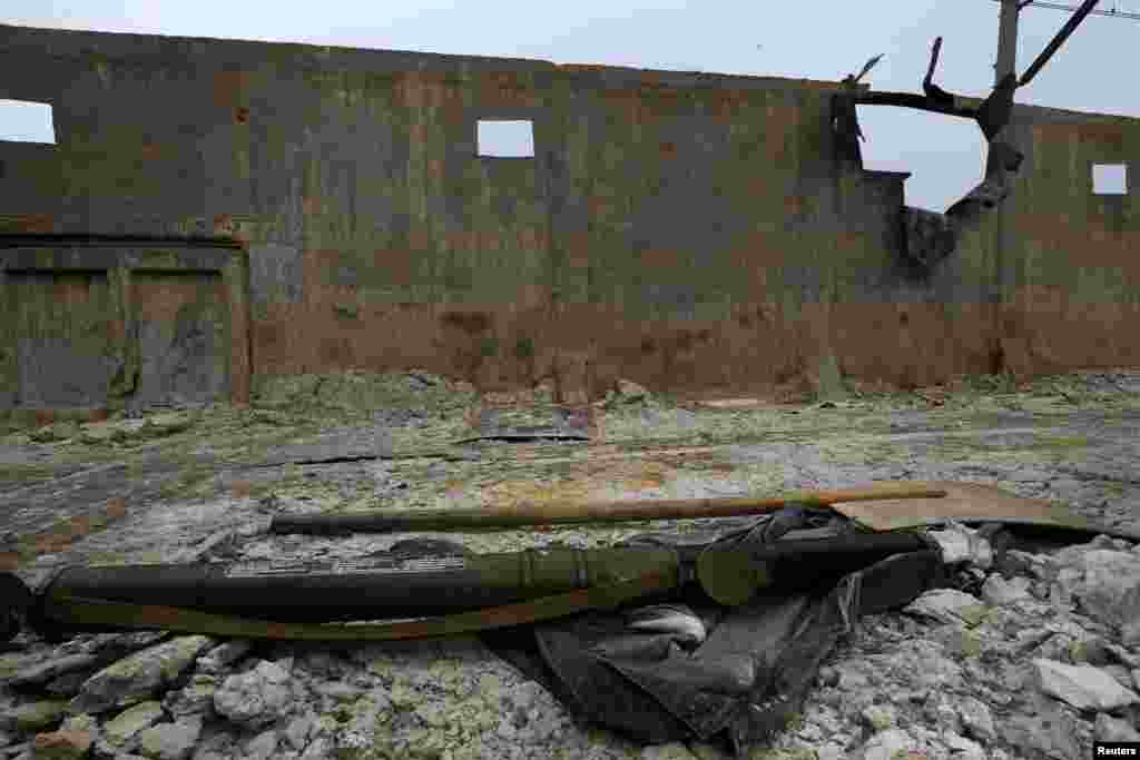 Використаний протитанковий гранатомет всередині залізничного вагона-укріплення біля Слов’янська, 12 травня 2014 року