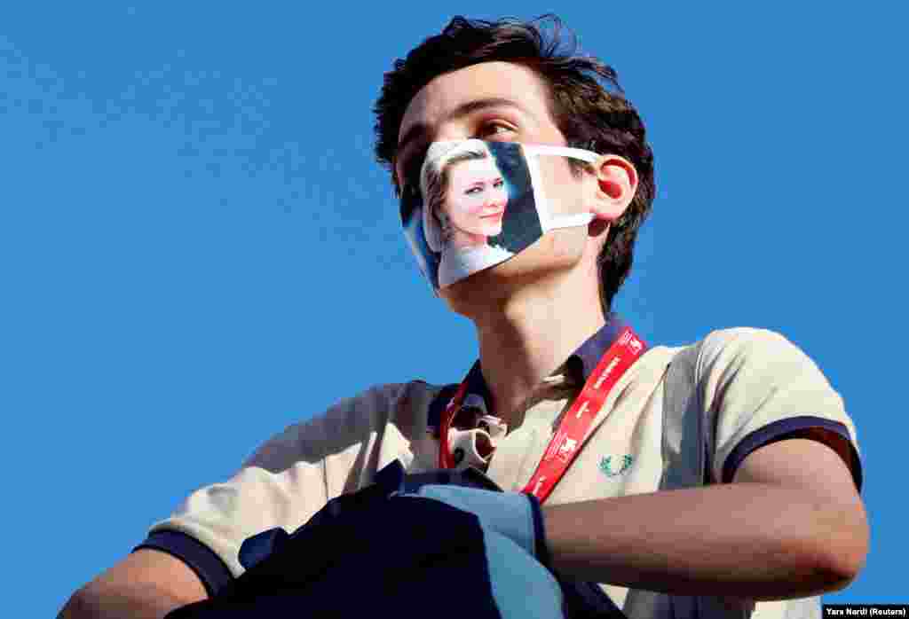 Obožavatelj nosi masku sa likom glumice Cate Blanchett, Venecija, 1. septembar, 2020.