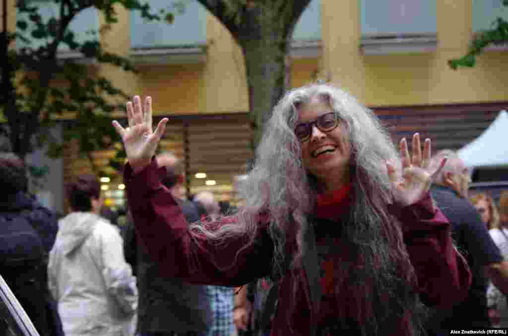 Каталина: "Моя двоюродная сестра работала в банке в Мадриде. Когда к ней приходили клиенты из Каталонии, она разговаривала с ними на каталанском. А потом ее начальник сказал, что уволит ее, если услышит еще хоть одно слово по-каталански в офисе". 