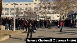 გლდანის ციხიდან „ვივამედში“ გადაყვანილი ბრალდებულის ოჯახის წევრები, ახლობლები და მეგობრები გლდანის ციხესთან არიან შეკრებილი.