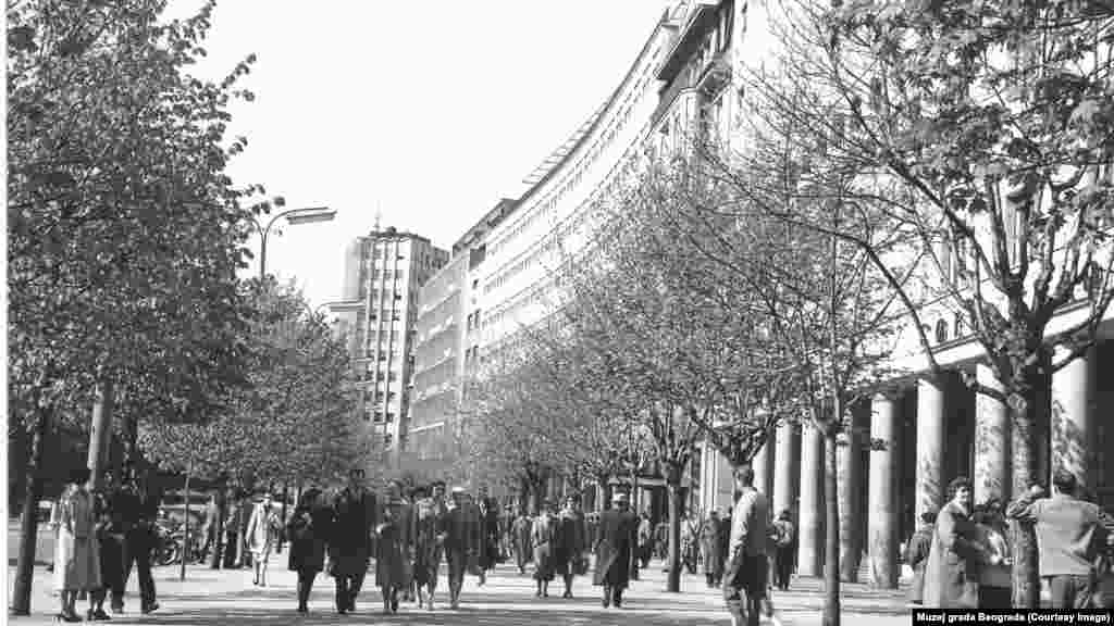 Drvored na Trgu Terazije nekad (na fotografiji levo 1963. godine) i sad. Deo šetališta danas zauzimaju bašte kafića i kiosci. “Povećanje broja zelenih površina je opšti cilj svih ljudi koji žive u Beogradu”, naveo je u avgustu 2019. zamenik gradonačelnika Goran Vesić nakon što je usvojen plan regulacije zelenih površina.