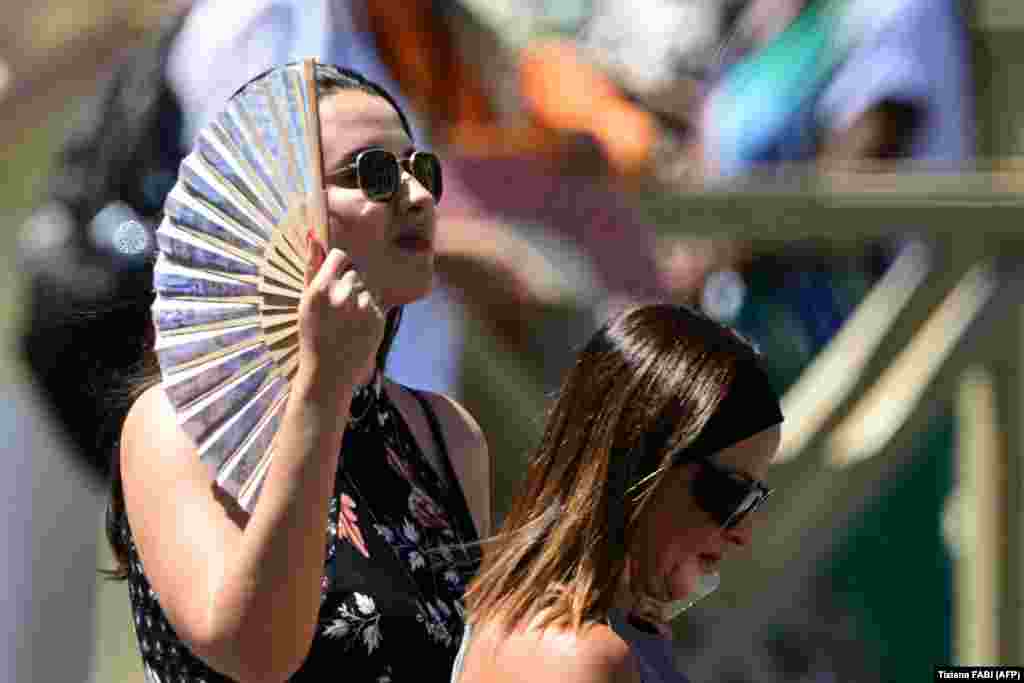 Njerëz duke qëndruar në diell teksa Papa Leoni XIV i adresohej turmës nga dritarja e pallatit apostolik në sheshin e Shën Pjetrit, në Vatikan, më 29 qershor.