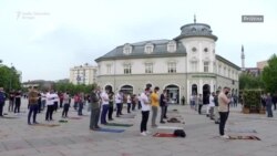 Klanjanje na trgu u centru Prištine