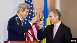 Fostul secretar de stat american, John Kerry, și fostul premier moldovean, Iurie Leancă, au pus bazele cooperării în domeniul vinului, ciocnind un păhărel pe 4 decembrie 2013 în beciurile de la Cricova.
