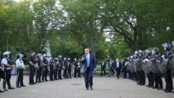 Američki predsednik Donald Trump šeta između policijaca u parku Lafaiette preko puta Bele kuće. 2. jun 2020.