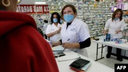 Мексика - Медичні працівники розповсюджують захисні марлеві маски у Тихуані, 25 квітня 2009 р.