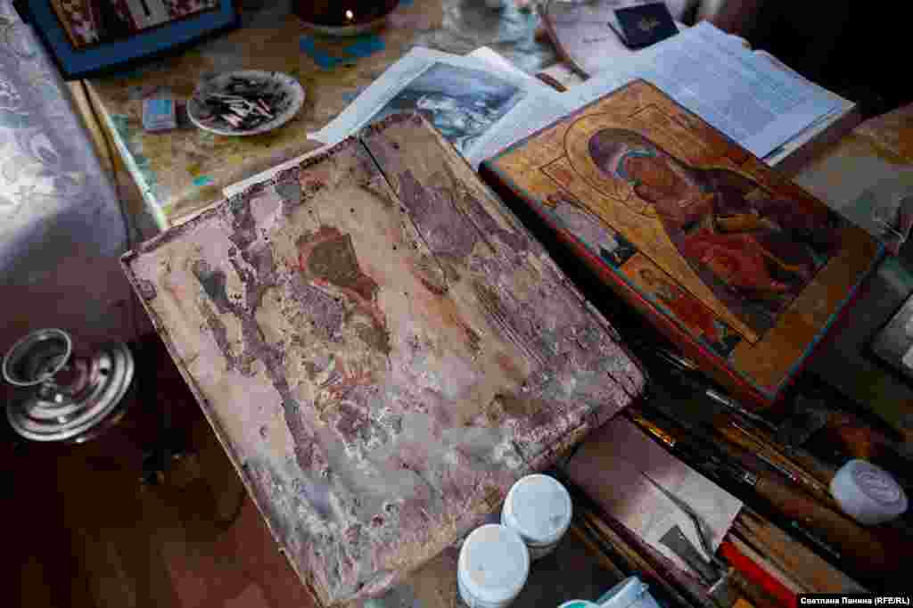 Художник не только пишет свои, но и реставрирует старые иконы. Это – икона Божьей Матери под восстановление. Терентьев датирует ее 15-18 веками, ссылаясь на остатки фрагментов ковчега под врезку 