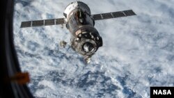 Svemirska letjelica Sojuz koja nosi Virca i Škaplerova nazad na Zemlju nakon odvajanja od Međunarodne svemirske stanice (MSS) u junu 2015.