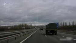 В Крыму сообщают о переброске колонн российской военной техники (видео) В Крыму сообщают о переброске колонн российской военной техники (видео)