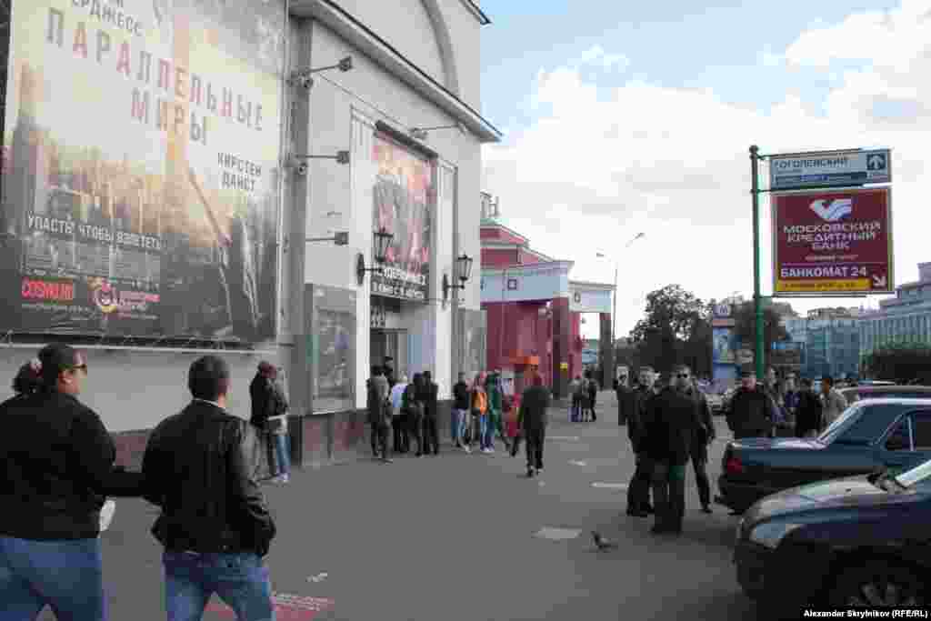 Задолго до назначенного часа начала акции у "Художественного" дежурила полиция и люди в штатском