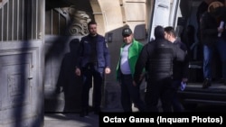 Șase persoane acuzate de trădare au fost reținute joi de procurori.