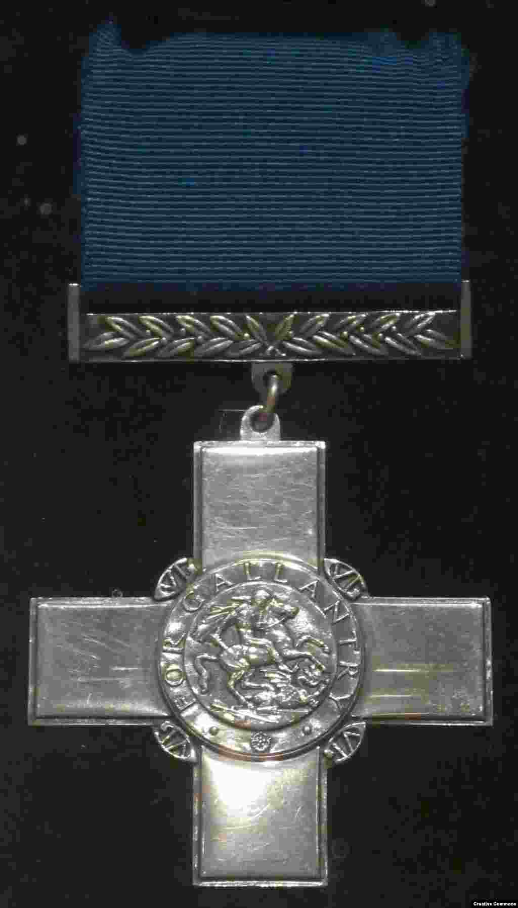 Британський Георгіївський хрест (George Cross).   Серед сотні нагороджених «за діяння найбільшого героїзму» найбільш незвичайним володарем нагороди, мабуть, буде острів Мальта. Острів був нагороджений хрестом в 1942 році за «героїзм і відданість» під час нацистської/італійської облоги британської колонії під час Другої світової війни. Хрест відображений зараз у верхньому лівому кутку прапора Мальти